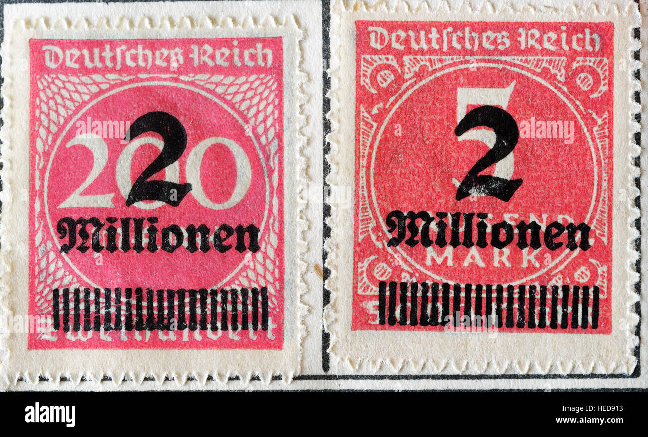 Überdruckte Stempel aus der Zeit der deutschen Hyperinflation von 1923-1924, mit neuen, höheren, Werte auf niedrigeren Wert Briefmarken gedruckt Stockfoto