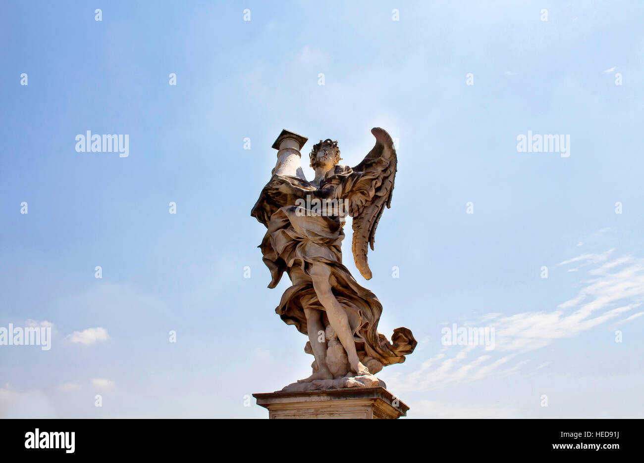 Ansicht des geflügelten Mann Statue mit klaren, blauen Himmelshintergrund an St. Angelo Brücke in Rom. Es wurde gebaut in 134 n. Chr. mit Travertin Marmor Faszien & span Stockfoto