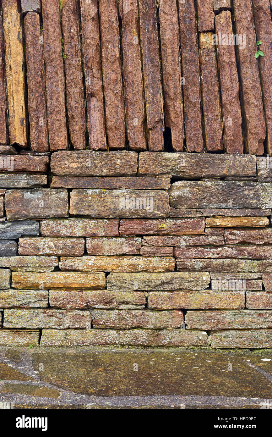 Steinplatte errichtet Hafenmauer, Castlehill, Castletown, Schottland Stockfoto