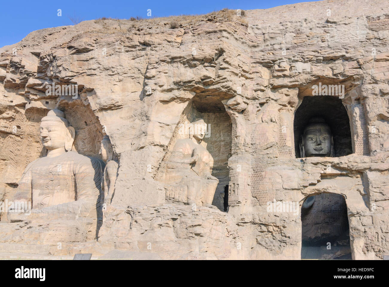 Datong: Yungang Grotten; Hohlräume, 19 und 20; 14m hohen sitzen Sakyamuni Buddha (links) in Höhle 20, Shanxi, China Stockfoto