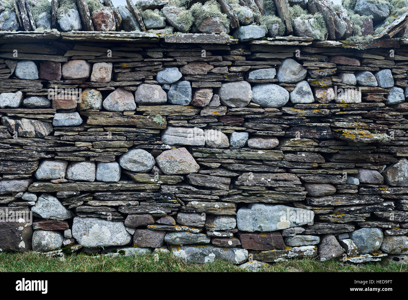 Trockenmauern Deich, Sandside Bay, Caithness, Schottland.  Mit zwei verschiedenen Steinsorten gebaut. Stockfoto