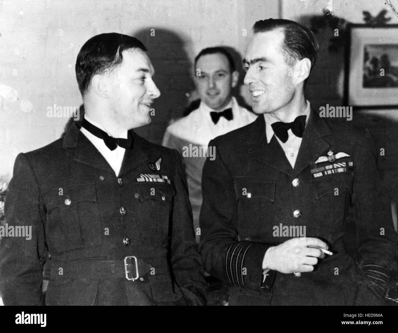 LEONARD CHESHIRE VC (1917-1992) auf der rechten Seite mit Jock Moncrieff seinen Funker in 35 Razzien Geschwader während seiner frühen Bombardierung im Jahre 1941 Stockfoto