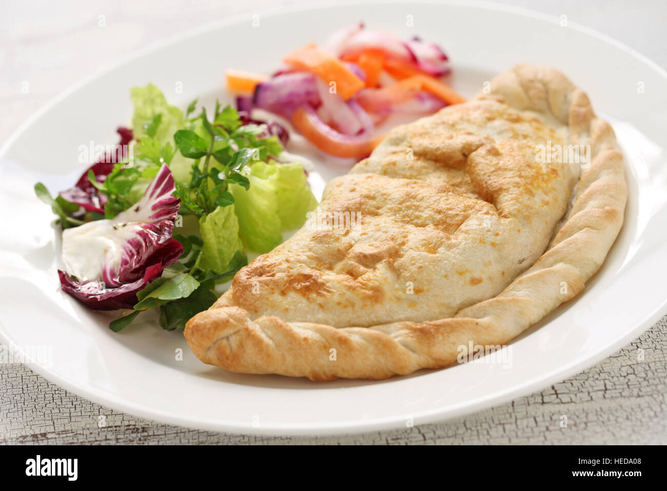 Calzone, gefalteten gefüllte Pizza, italienische Küche Stockfoto