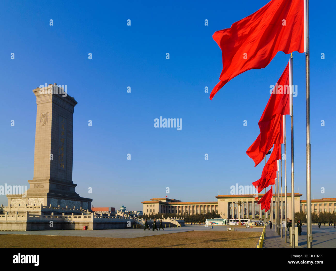 Peking: Platz des himmlischen Friedens (Tiananmen-Platz); Große Halle des Volkes und Denkmal für die nationalen Helden, rote Fahnen, Peking, China Stockfoto