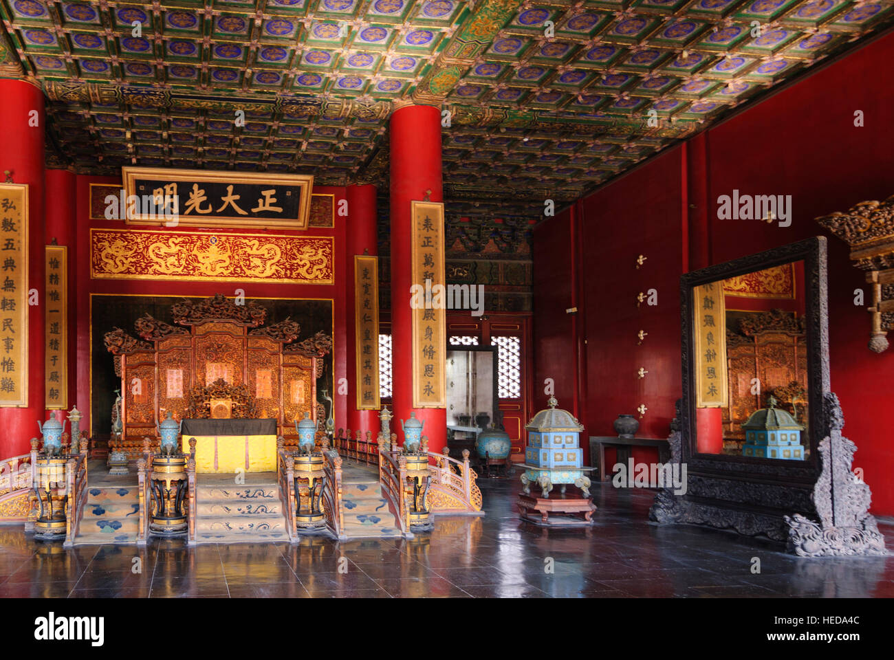 Peking: Verbotene Stadt (Kaiserpalast); Palast der Himmlischen Reinheit mit Kaiserthron, Tablet in der chinesischen Schrift über den Thron "Loyalität und Cla Stockfoto