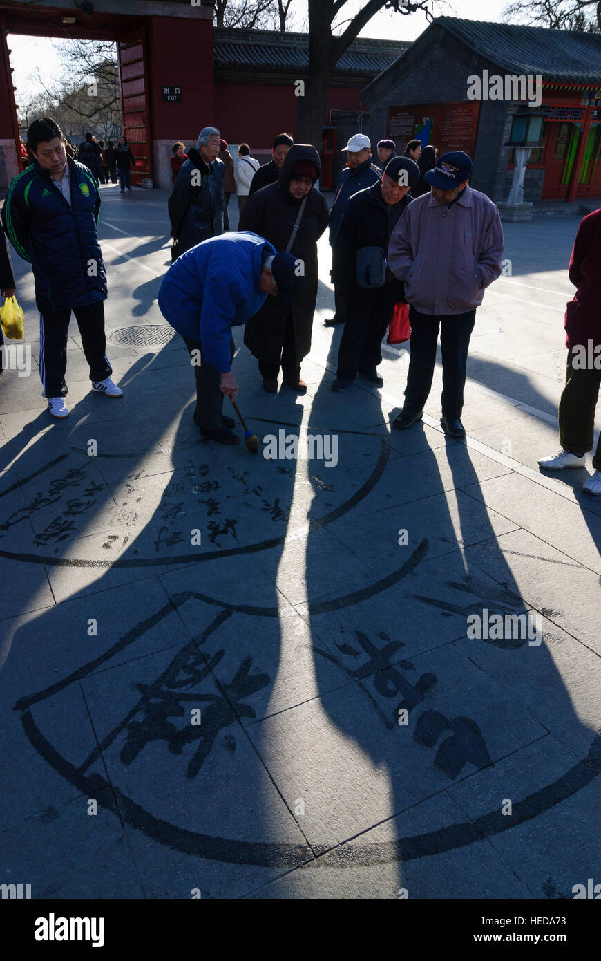 Peking: Beihai-Park; Kalligraphie mit nassen Pinsel, Peking, China Stockfoto