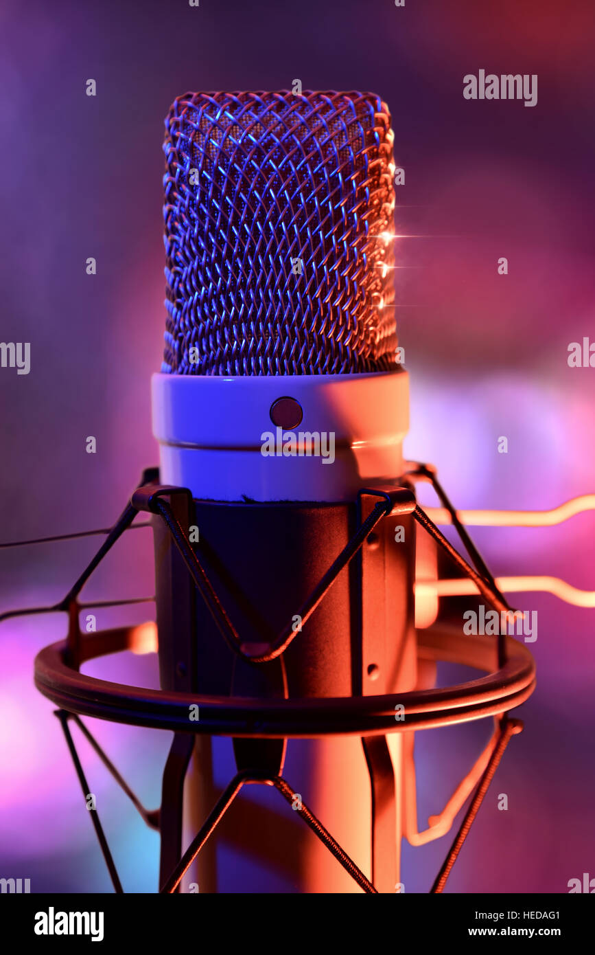 Studio Kondensator Mikrofon Am Stand Und Anti Vibrations Mount Hautnah Live Mitschnitt Mit Bunten Lichtern Hintergrund Ansicht Von Vorne Vertikal Stockfotografie Alamy