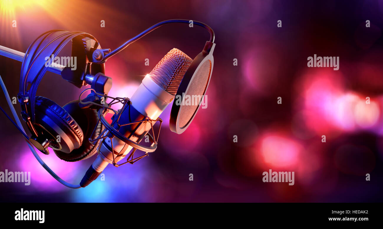 Studio Kondensator-Mikrofon mit pop-Filter und Anti-Vibrations-Mount-live-Mitschnitt mit farbigen Lichtern Hintergrund hautnah. Seitenansicht Stockfoto
