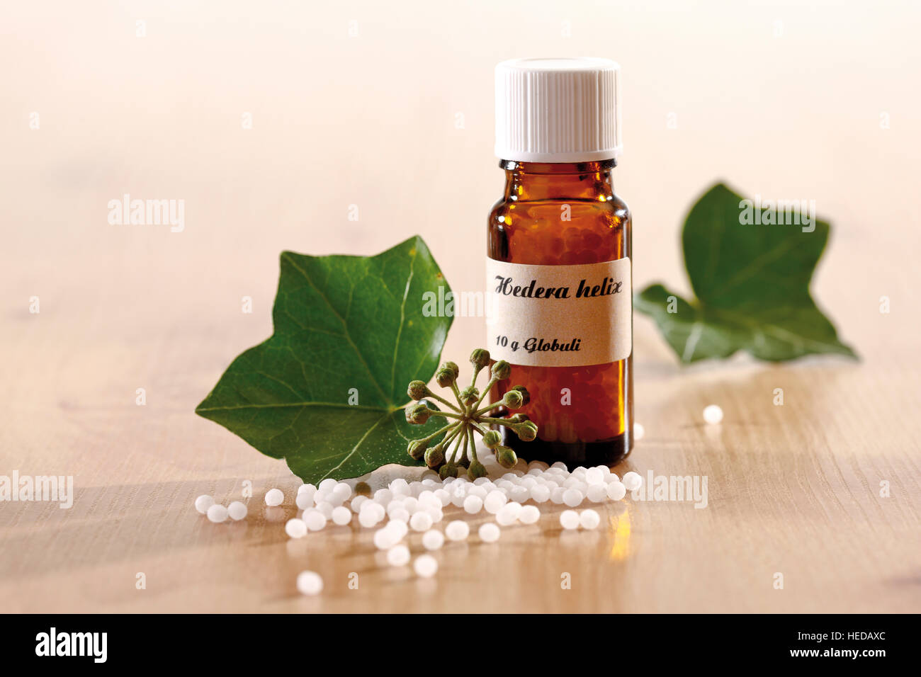 Apotheker Flasche, homopathische Kgelchen und Efeu (Hedera Helix  Stockfotografie - Alamy