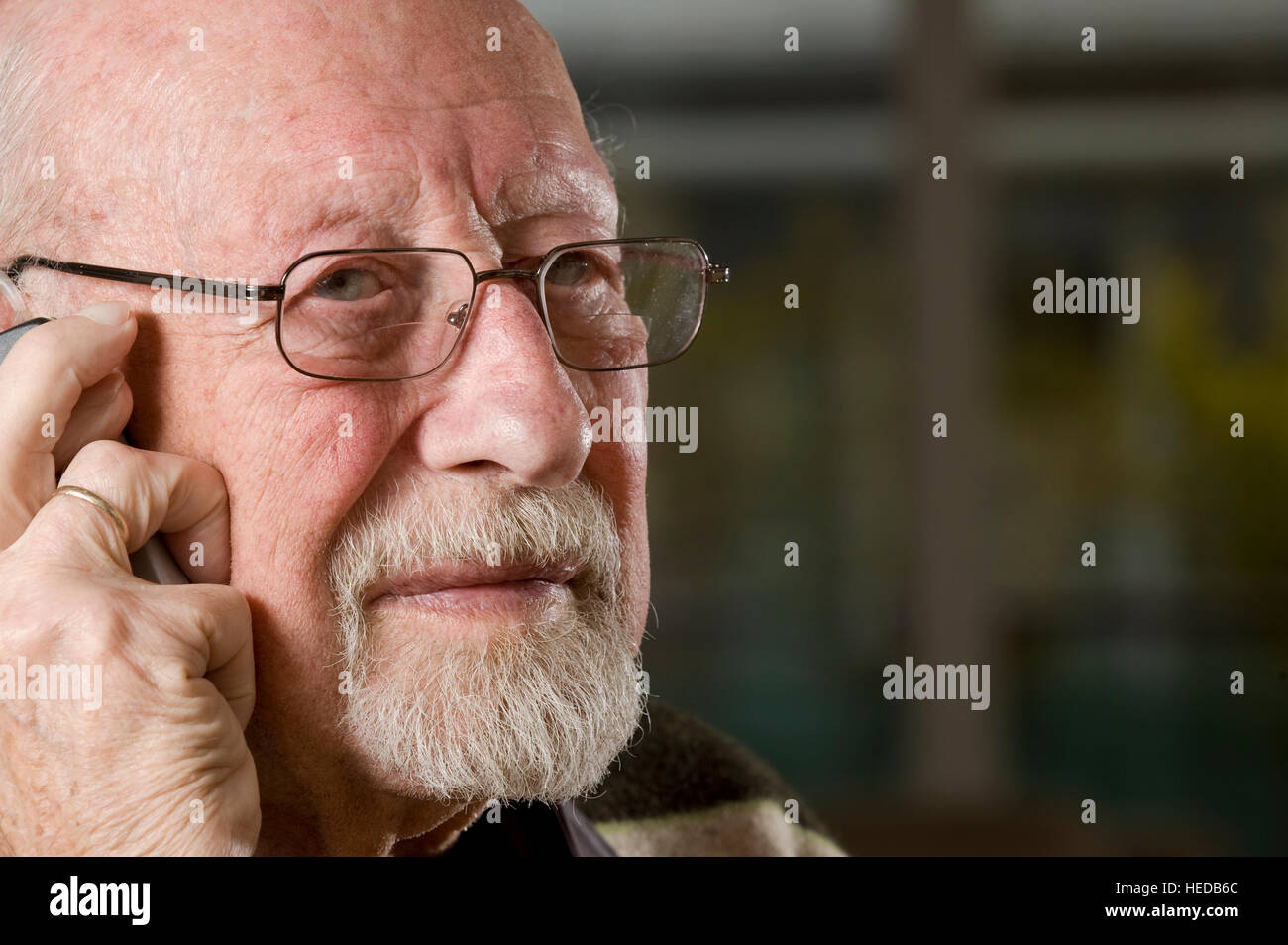 Ältere Menschen telefonieren mit dem Handy Stockfoto