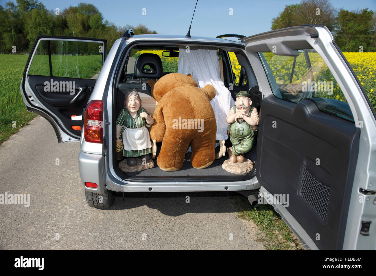 Requisiten, die in den Stiefel, hinten ein Auto geladen Stockfoto