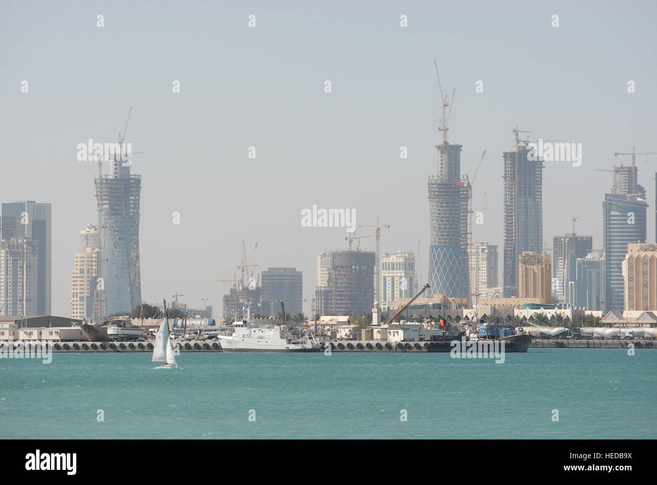 Panoramablick über Doha Bucht, Blick auf die Bucht von West Bay District mit seinen Wolkenkratzern und Baustellen, Doha, Katar Stockfoto