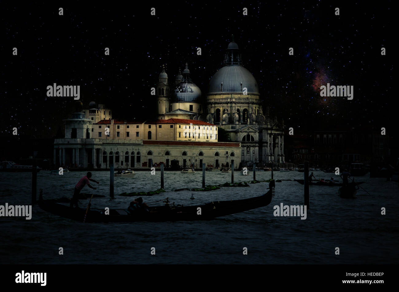 Kunst Bild mit Gondel in der Nacht, Milchstraße und Basilica Di Santa Maria della Salute, Venedig, Italien. Stockfoto