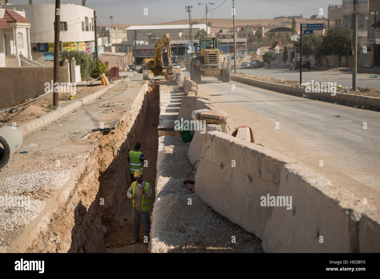 Städtischen Wasserlinie Bau in Zarqa, Jordanien. Stockfoto