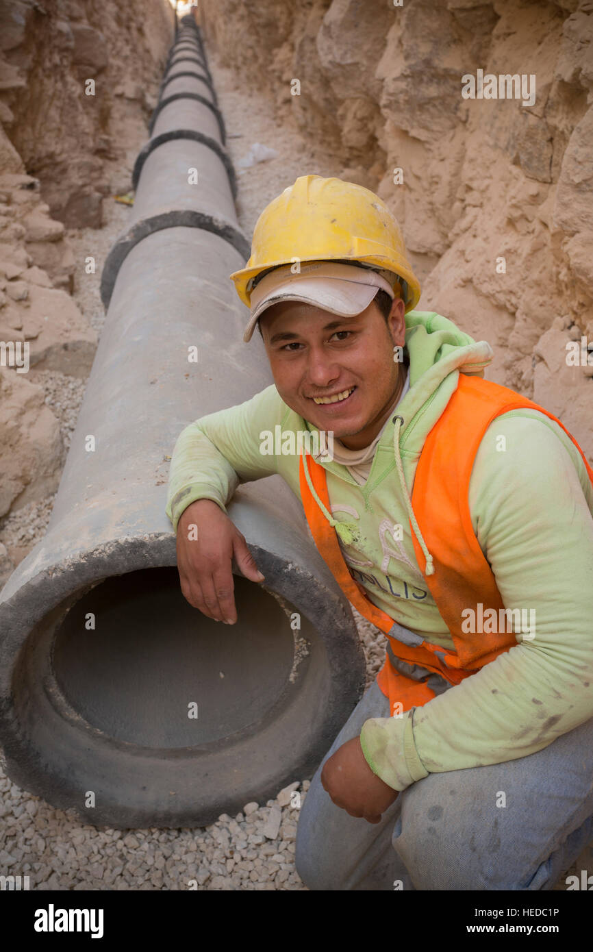 Unterstützung von Arbeitnehmern in den städtischen Wasserlinie Bau in Zarqa, Jordanien. Stockfoto