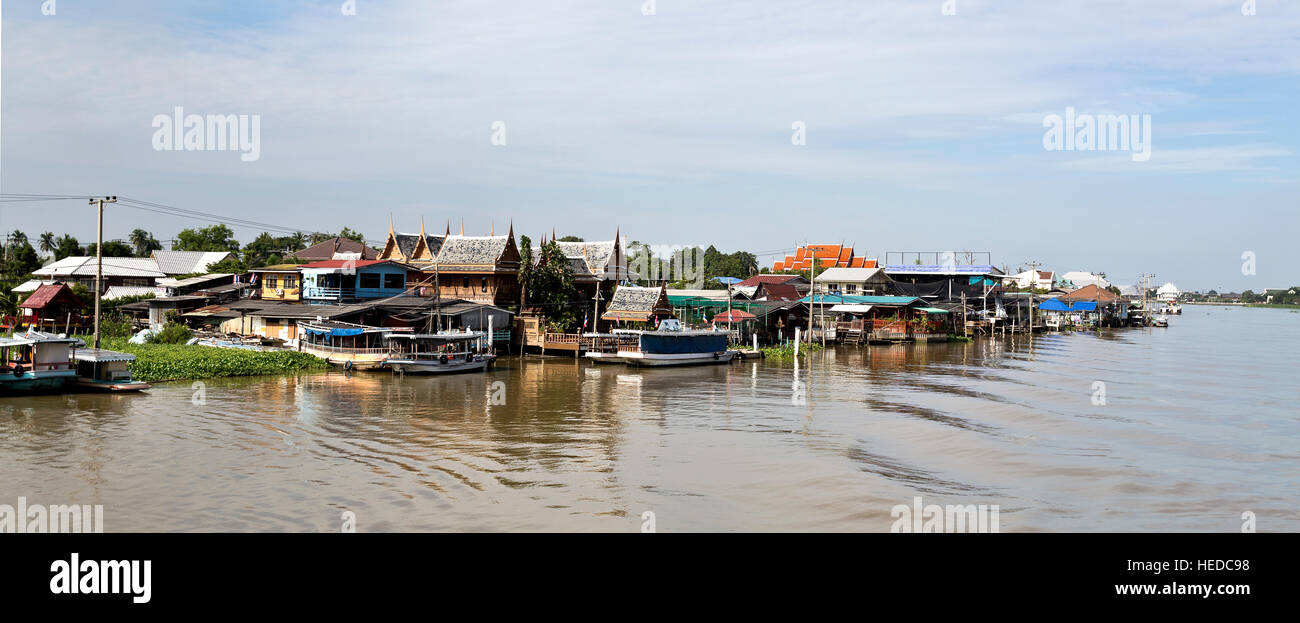 Bescheidenen Lebensstil mit Häusern auf Stelzen entlang der Ufer des Flusses Chao Phraya in Bangkok, Thailand Stockfoto