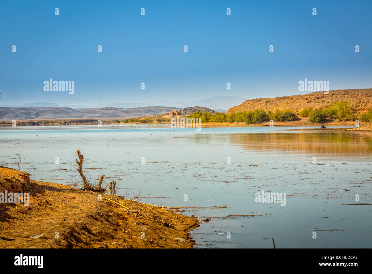 Wasserspeicher El Mansour Eddahbi in der Nähe von Ouarzazate in Marokko besteht aus mehreren verbundenen Seen. Stockfoto