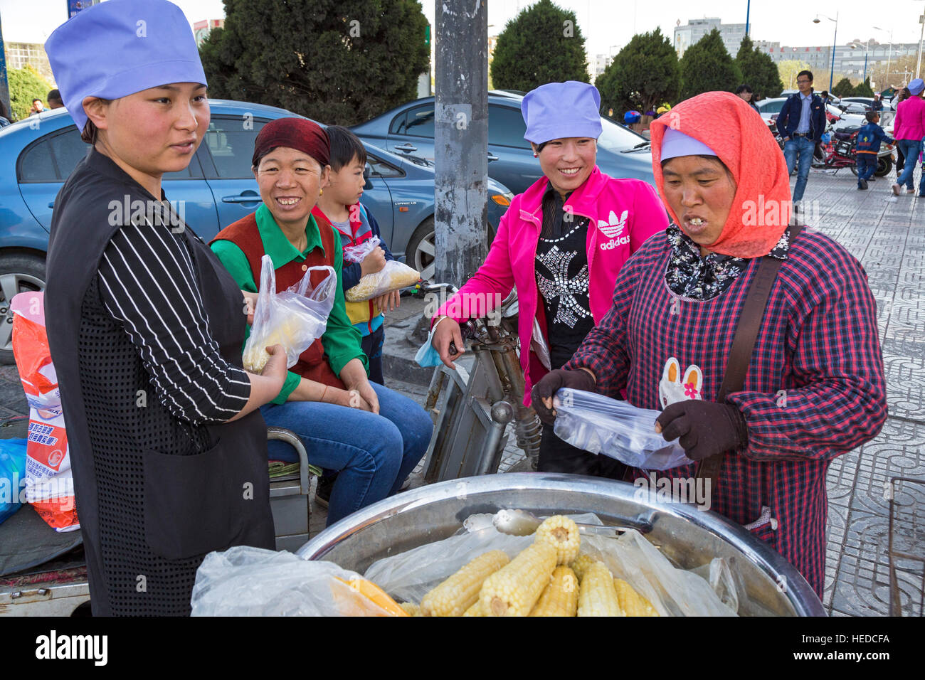 Chinesisches Essen Verkäufer und Kunden, Nanmen Square, Yinchuan, Ningxia, China Stockfoto