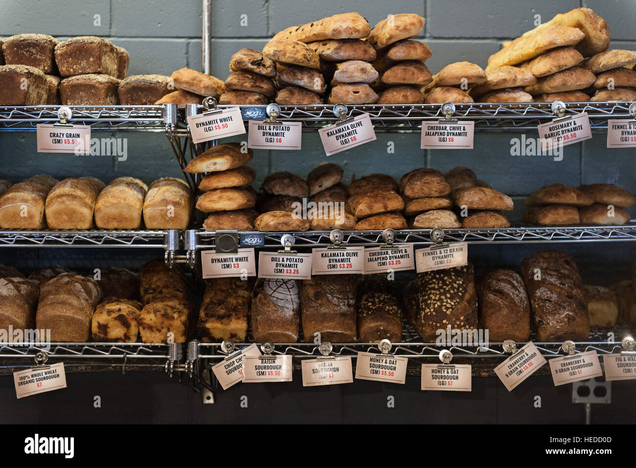 Verscheidenen Brotsorten in Kunst-ist-In Bäckerei - 250 City Center Ave #112 in Ottawa Stockfoto