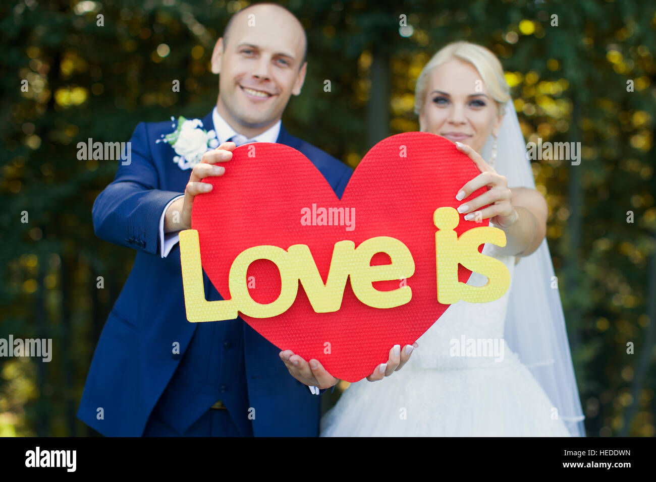 Brautpaare halten ein rotes Herz Stockfoto