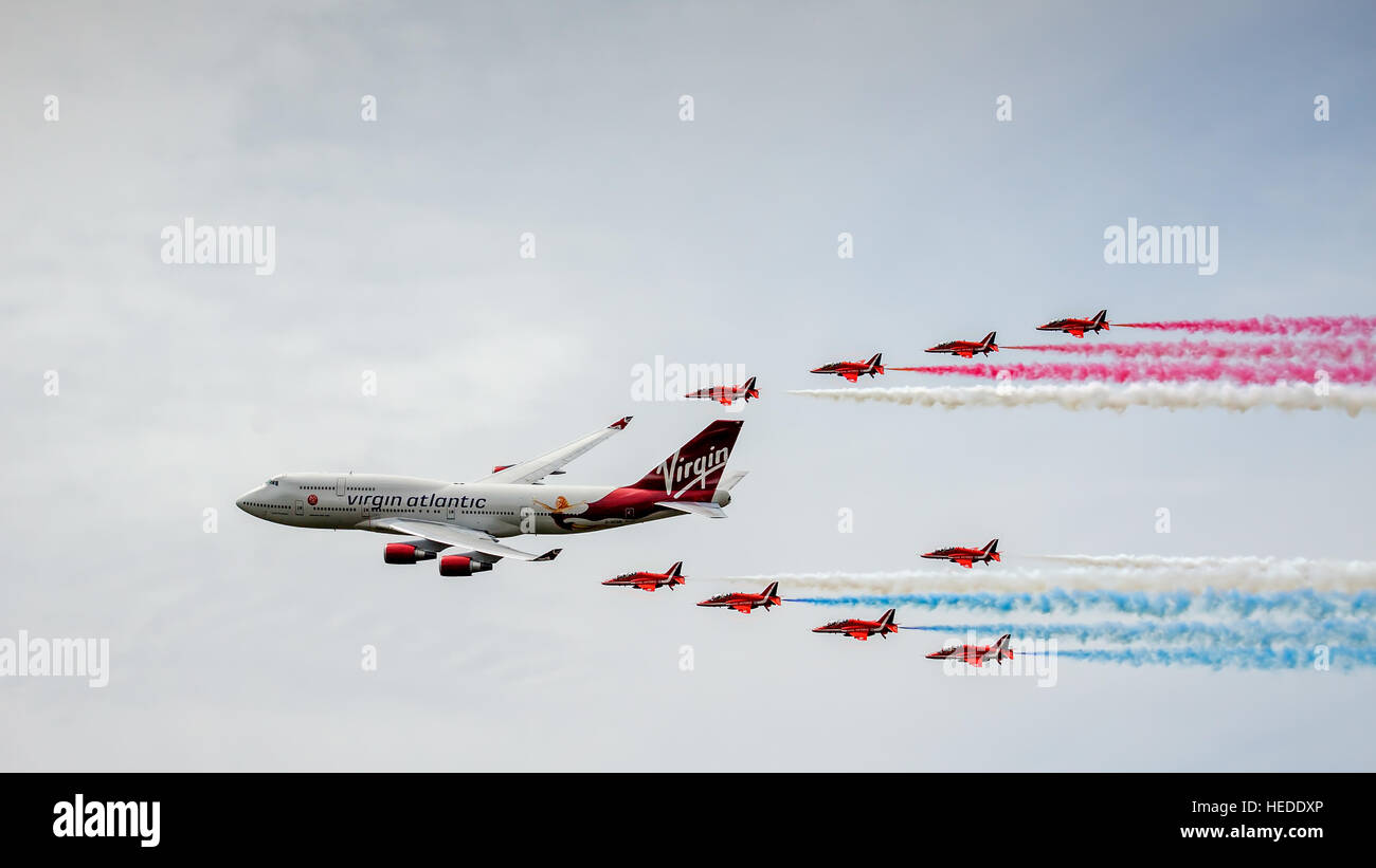 Virgin Atlantic-Boeing 747-400 und rote Pfeile Antenne Display an Biggin Hill Airshow Stockfoto