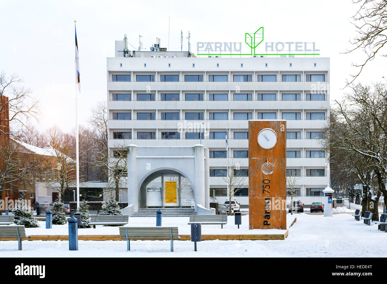 Pärnu, Estland - 10. Januar 2016: Hotel Parnu Gebäude im historischen Zentrum der baltischen Städte. Architektur des touristischen Ferienort im Winter. Schneedecke Stockfoto