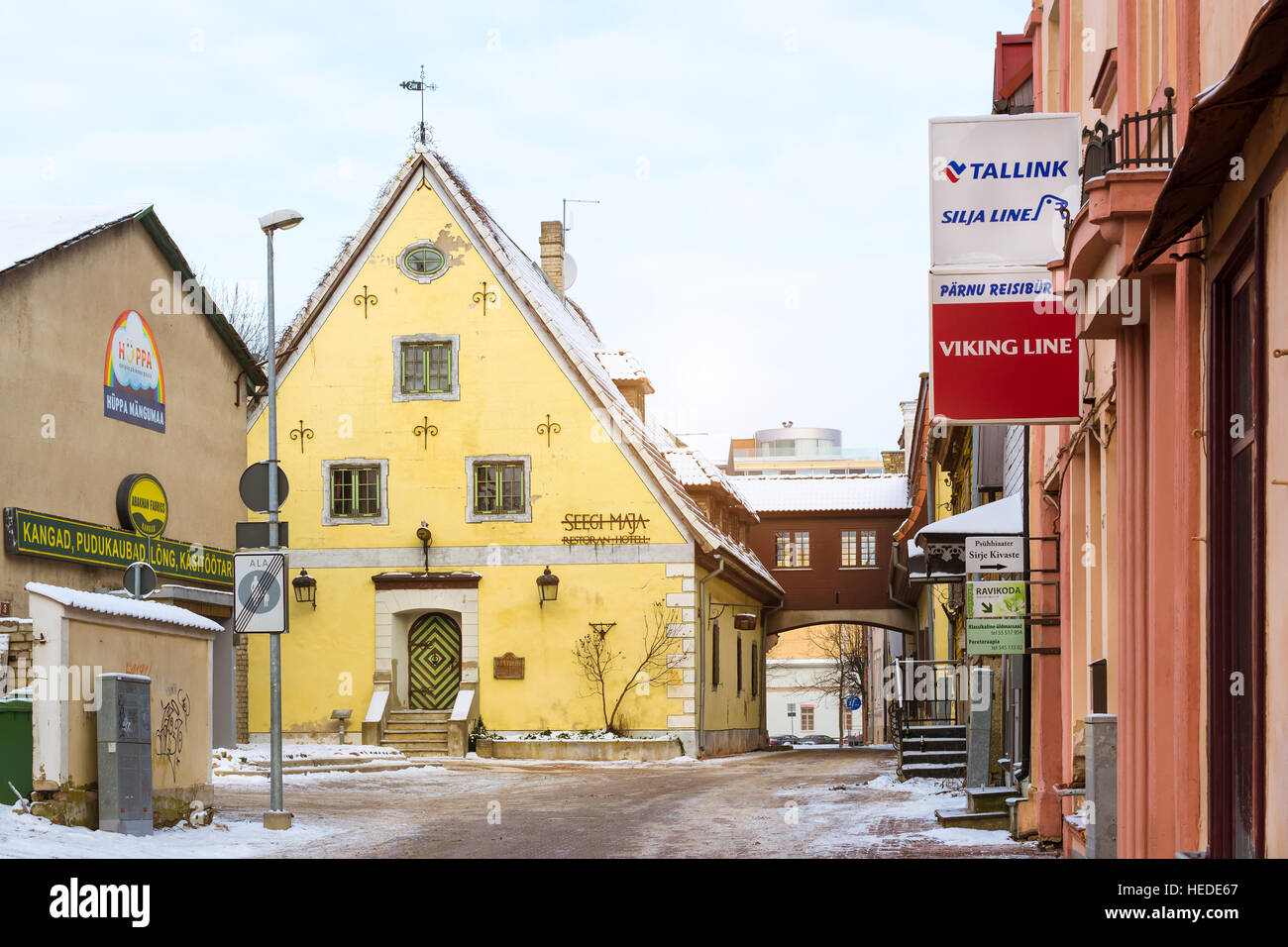 Pärnu, Estland - 10. Januar 2016: Architektonische Vielfalt im Zentrum der estnischen Kurort Pärnu. Gelb gesteinigt alte Hotel Seeg Stockfoto