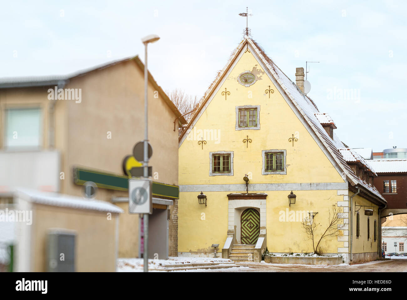 Architektonische Vielfalt im Zentrum der estnischen Kurort Pärnu. Gelb gesteinigt alte Hotel Seegi Maja. Verschneiten Straßen Stockfoto