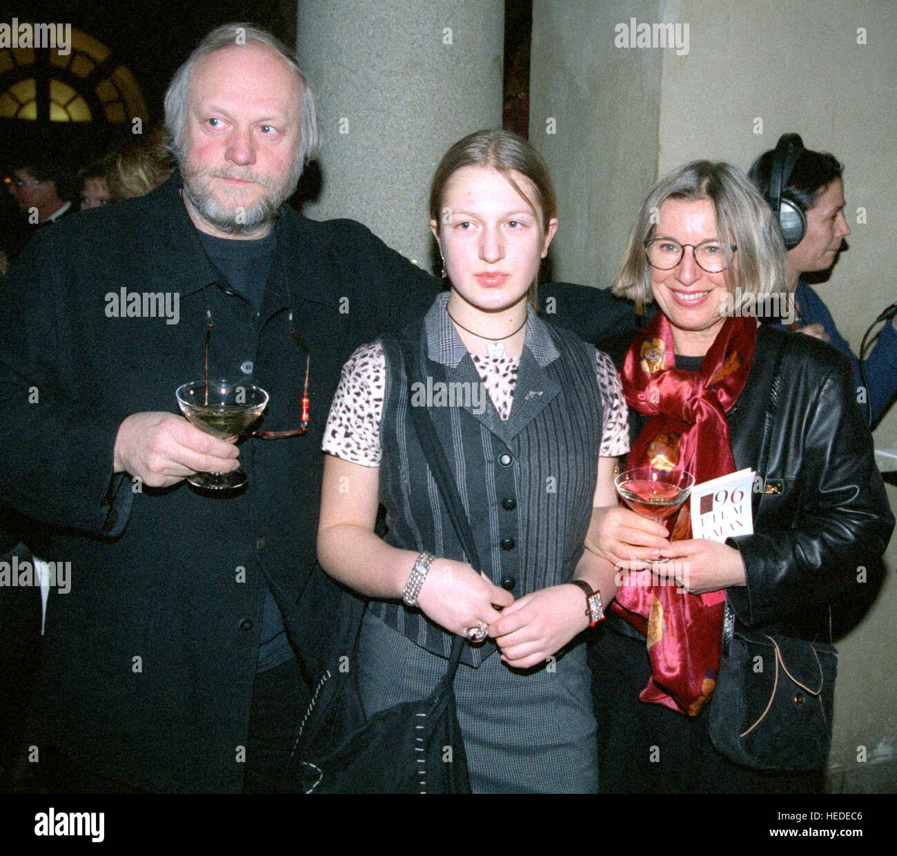 JAN TROELL Schwedisch Direktor mit Tochter Johanna und Frau Agneta an den schwedischen film Gala 1996 Stockfoto