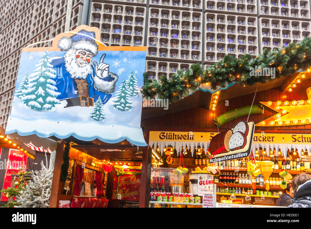 Weihnachtliche Stimmung und Verkaufsstände am Breitscheidplatz