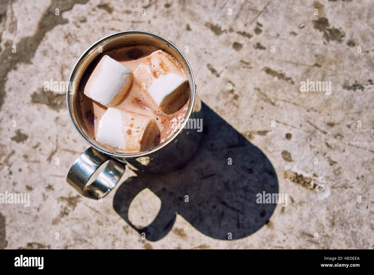 Metall touristische Tasse Kakao mit Marshmallow auf einem Stein Hintergrund im freien Stockfoto