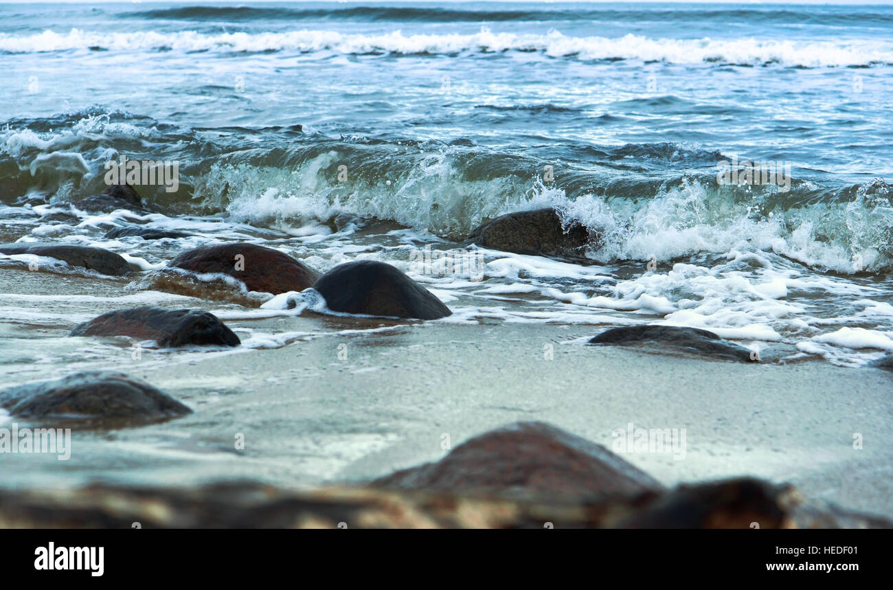 Welle Küste des baltischen Meeres, blaues Meer, schlagen Wellen auf den Felsen Stockfoto