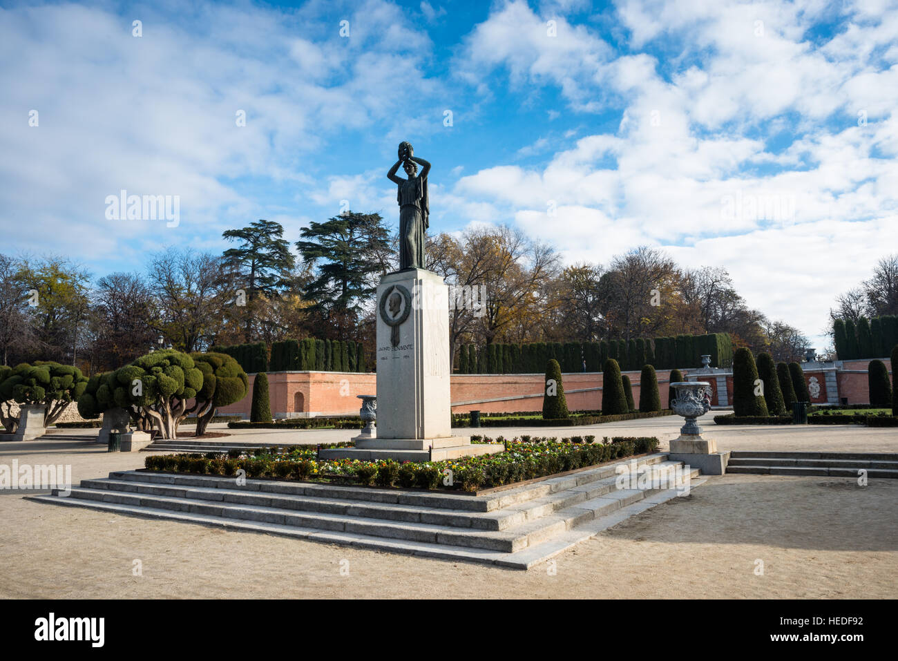 Statue in Erinnerung an Nobelpreis gewinnenden Autor und Dramatiker Jacinto Benavente, im Parque del Retiro, Madrid, Spanien. Stockfoto