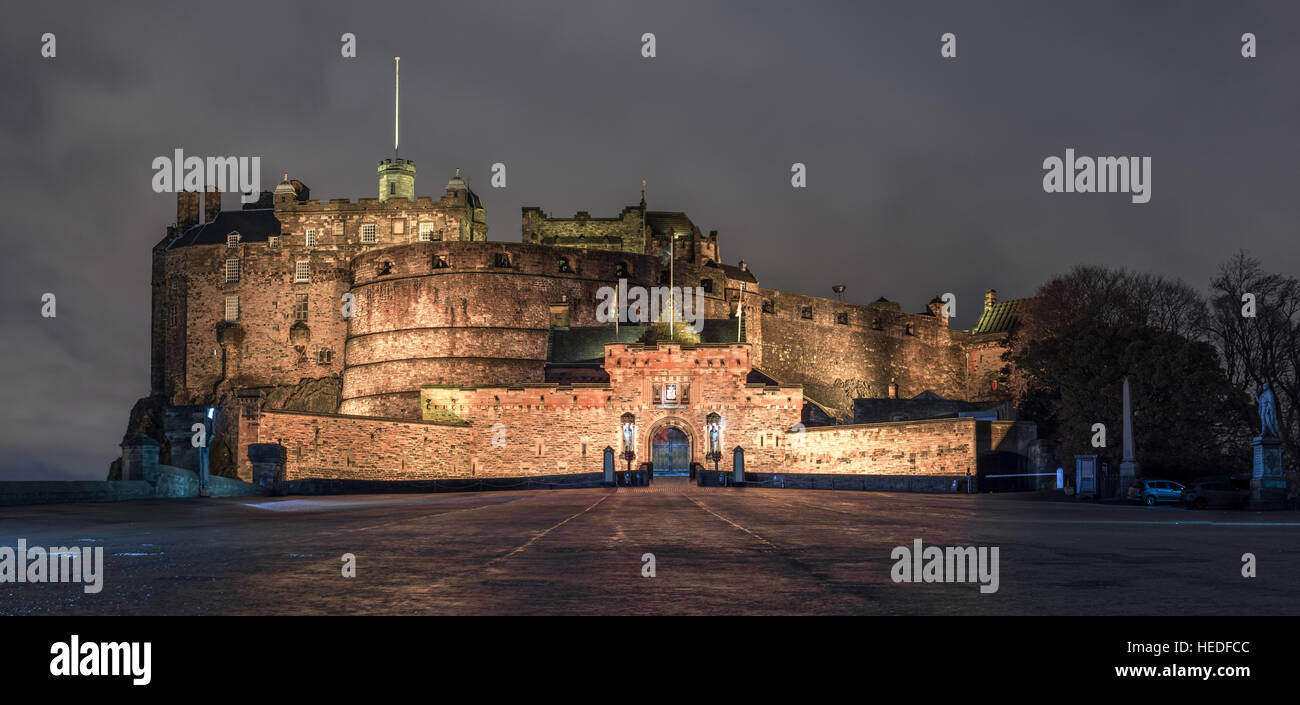 Burg von Edinburgh in der Nacht. Schottland, Großbritannien Stockfoto