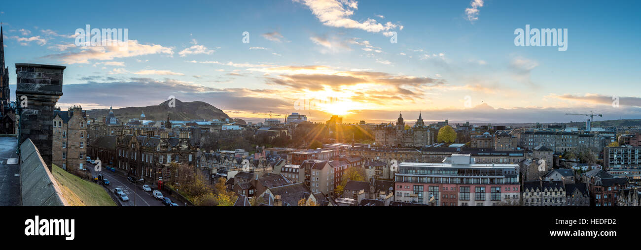 Edinburgh, Scotland, UK - 16. November 2016: Edinburgh Stadtbild wie von Edinburgh Castle Hill, bei Sonnenaufgang zu sehen Stockfoto