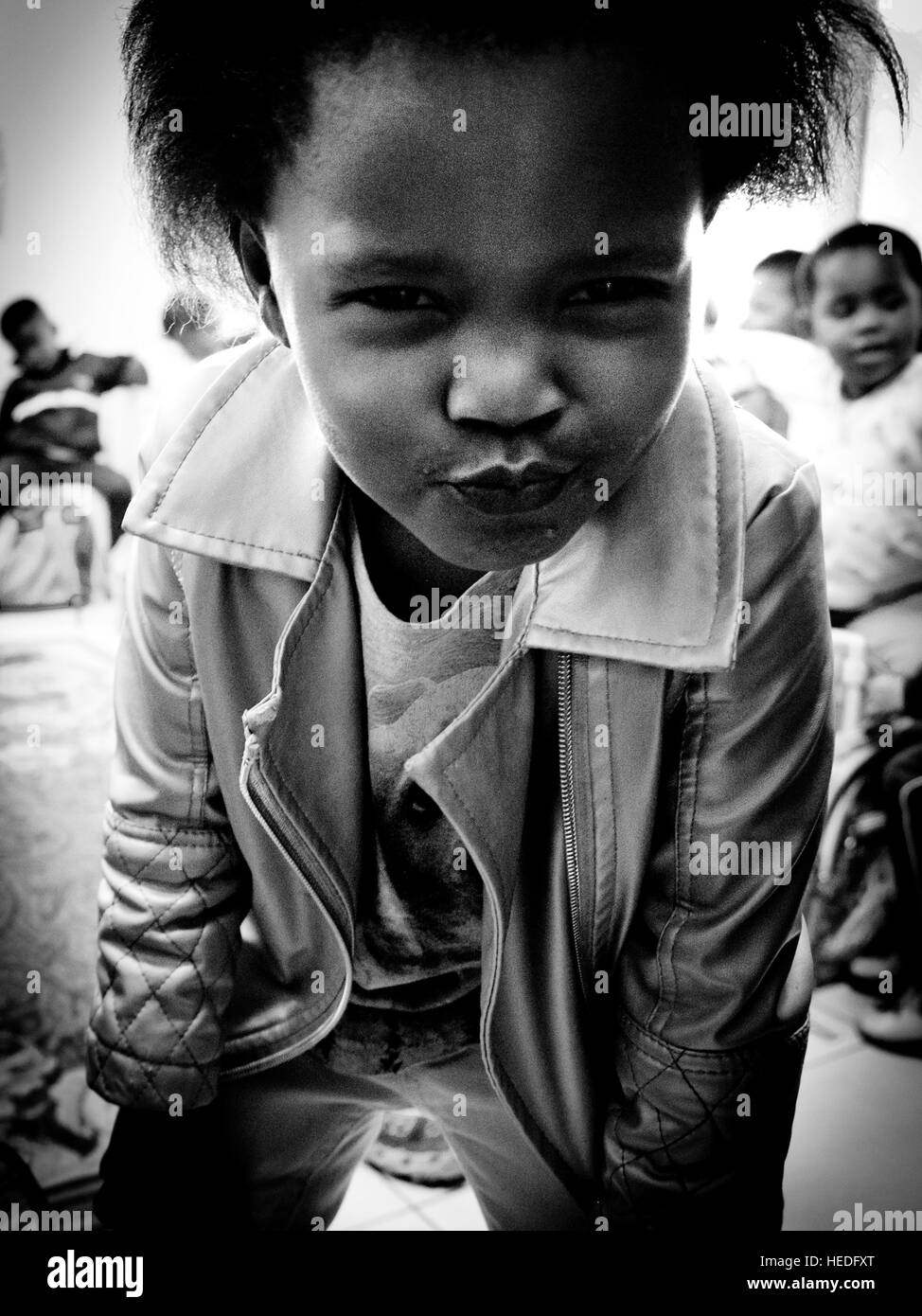 Eine Mädchen posiert für ein Foto in einer Gemeinschaft unterstützte Schule in einem Township in Südafrika Stockfoto