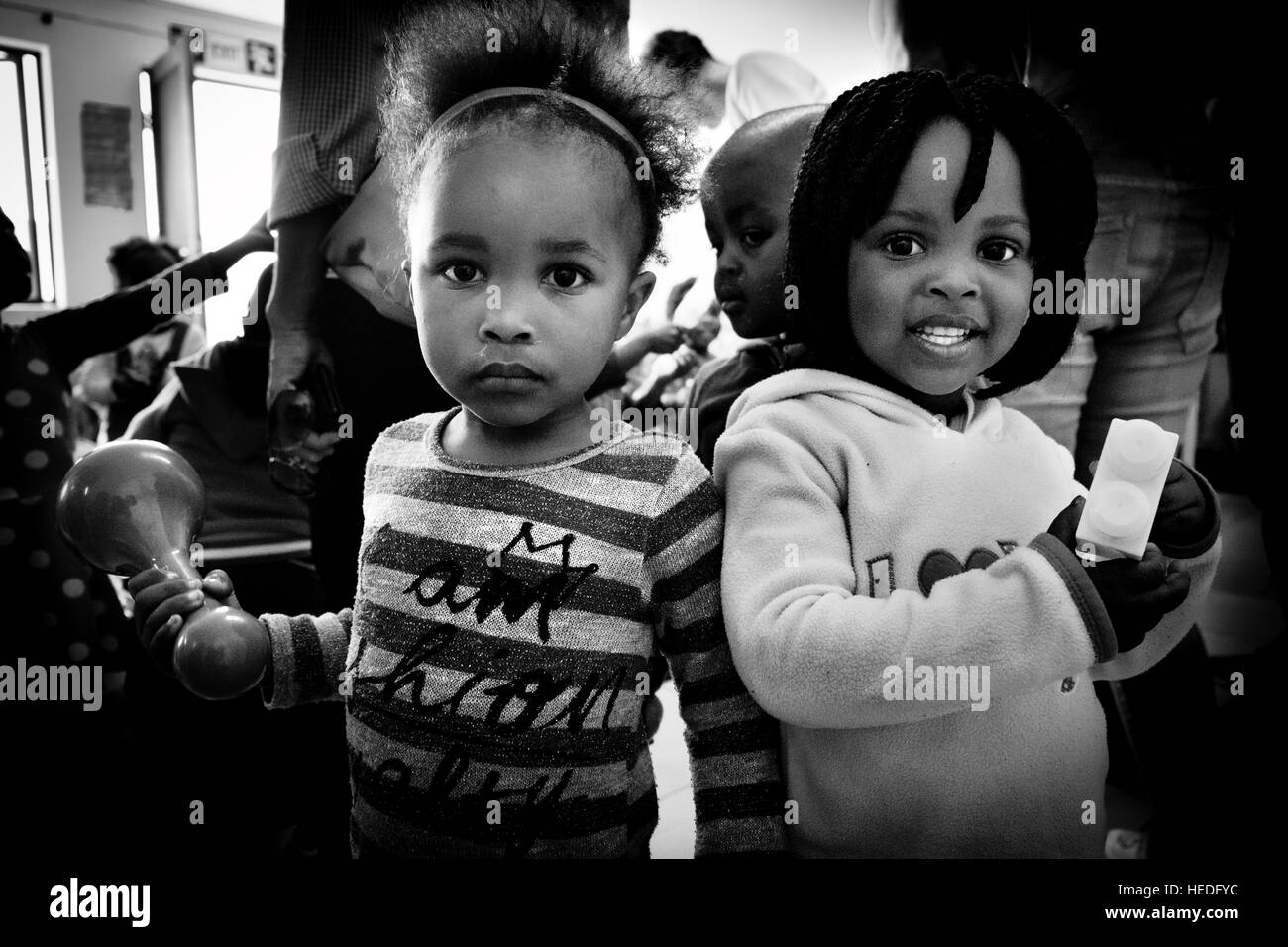 Zwei Kinder posieren für ein Foto in einer Gemeinschaft unterstützte Schule in einem Township in Südafrika Stockfoto