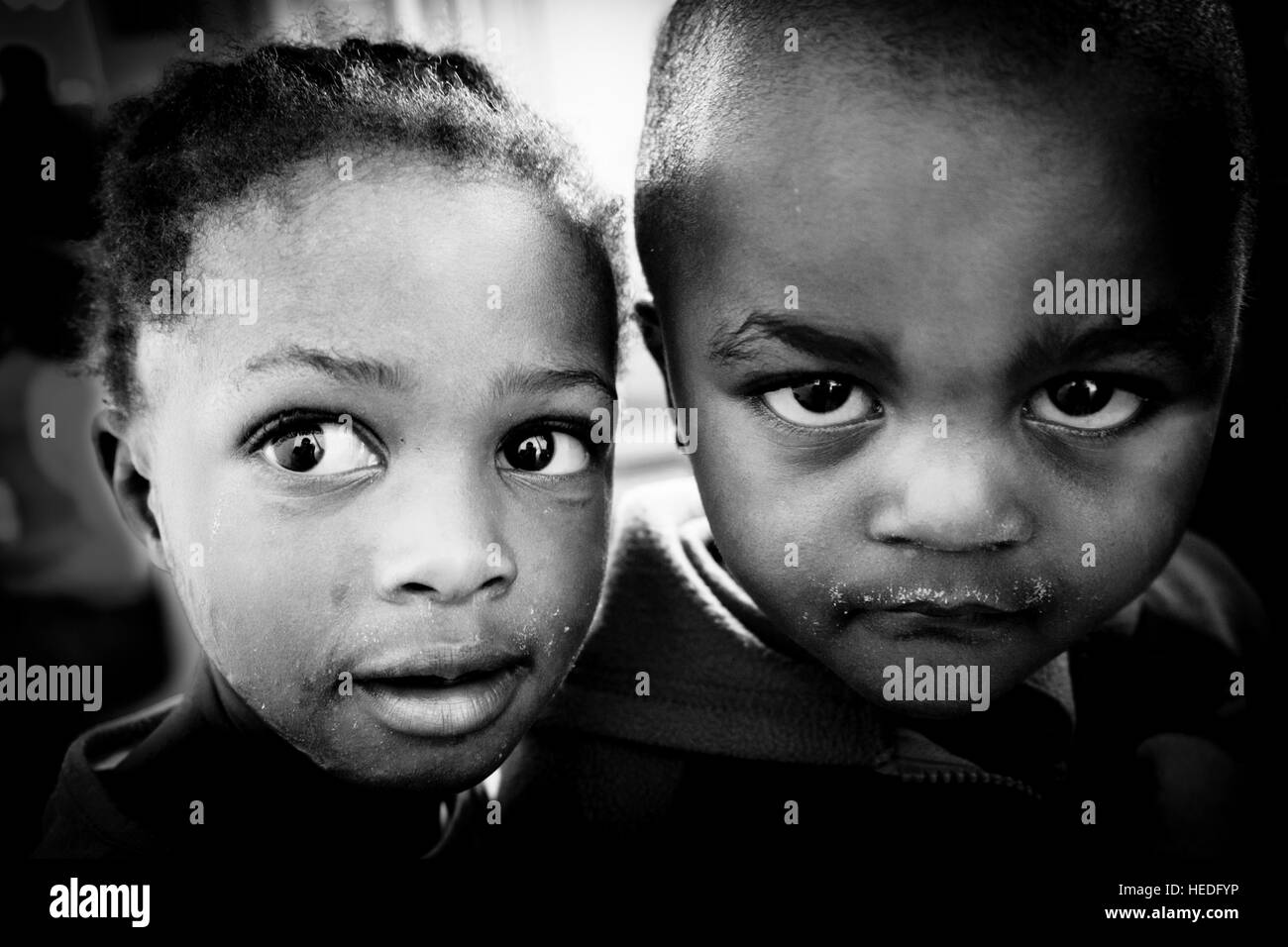 Zwei Kinder posieren für ein Foto in einer Gemeinschaft unterstützte Schule in einem Township in Südafrika Stockfoto