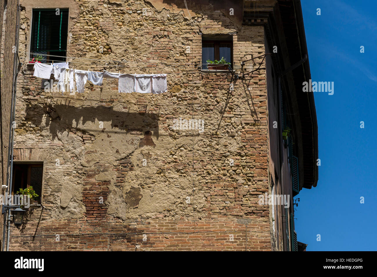Loundry trocknet die Außenwand eines Hauses Stockfoto