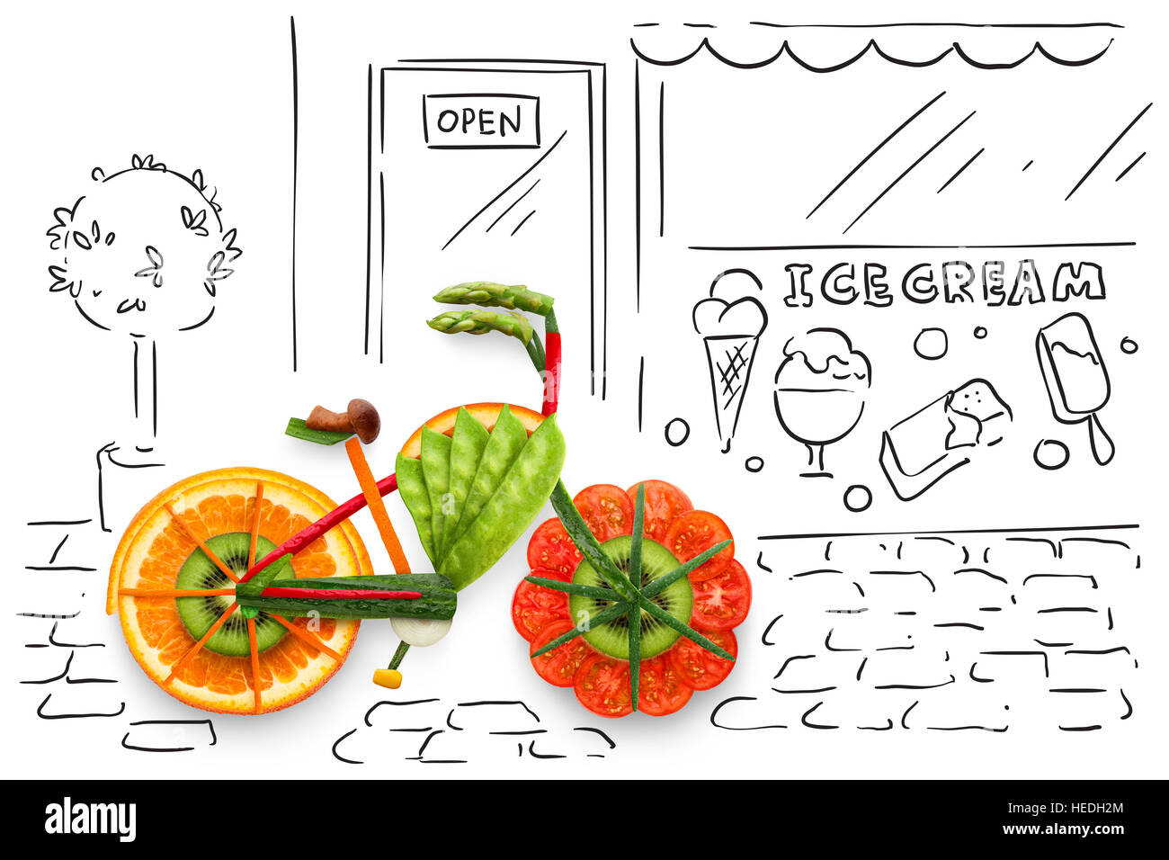 Kreative Küche Konzept Foto eines Fahrrades, gemacht von Früchten und vegs, auf skizzenhafte städtischen Hintergrund geparkt. Stockfoto