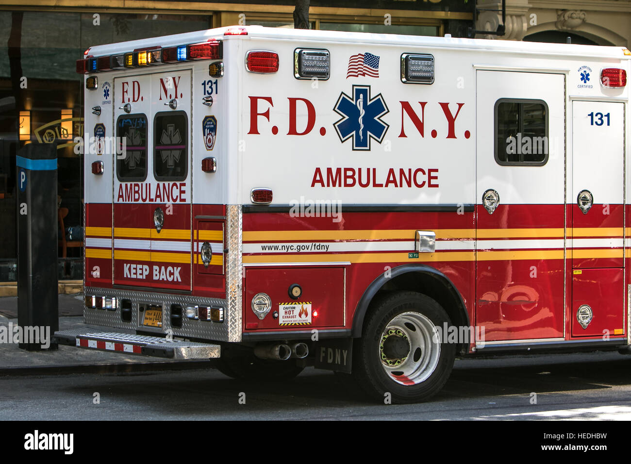 Ein Krankenwagen wird in einer Straße von New York City gesehen. Stockfoto