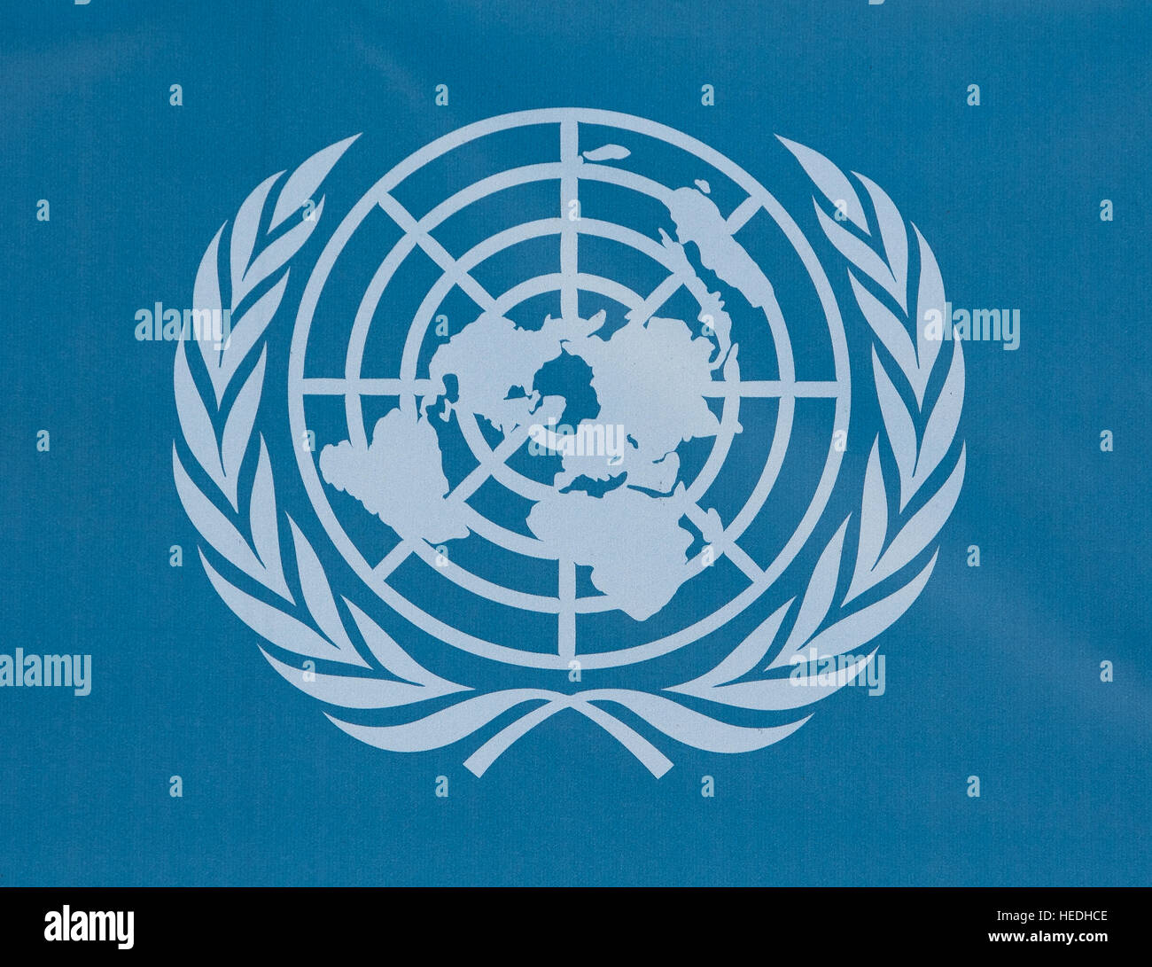 Einem weißen UN-Logo auf blauem Hintergrund. Stockfoto