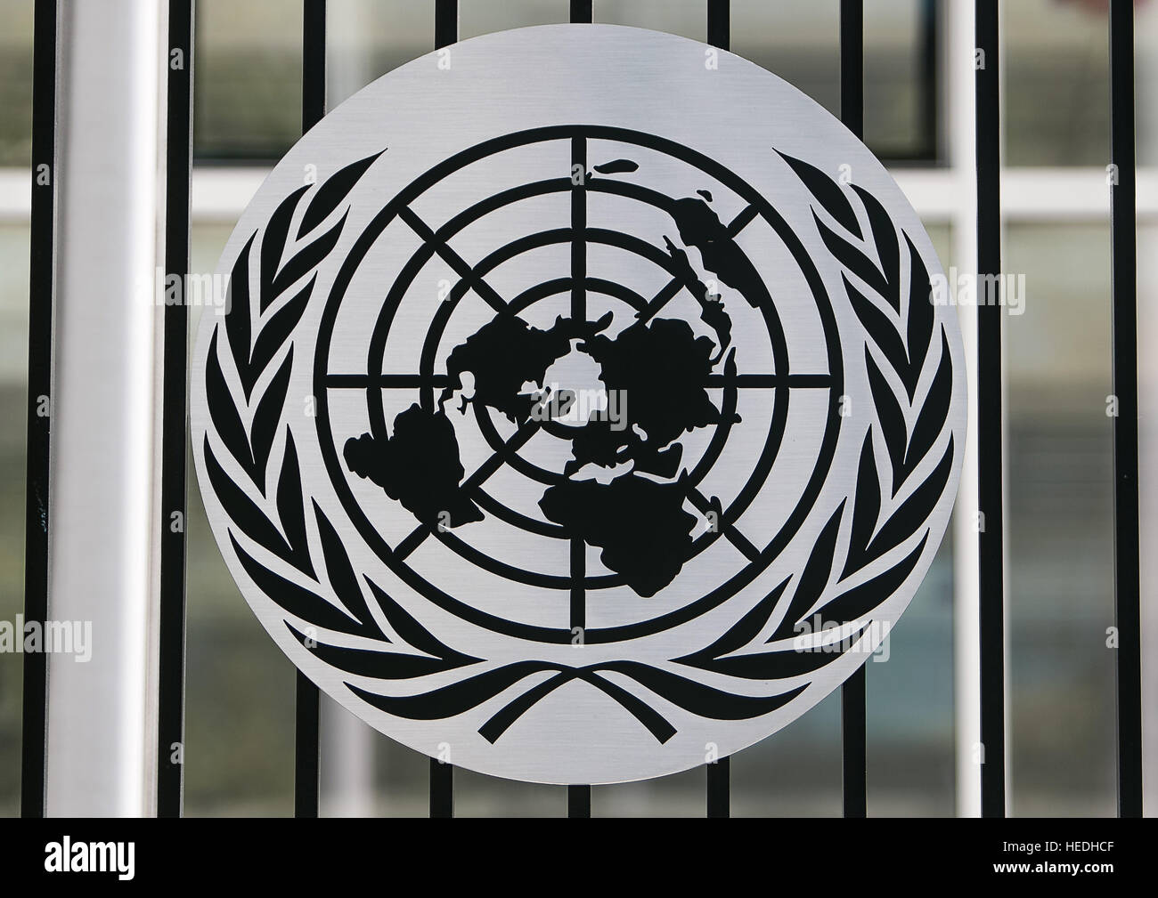 Ein schwarz / weiß UN Logo angebracht an einen Zaun von der UN-Campus. Stockfoto