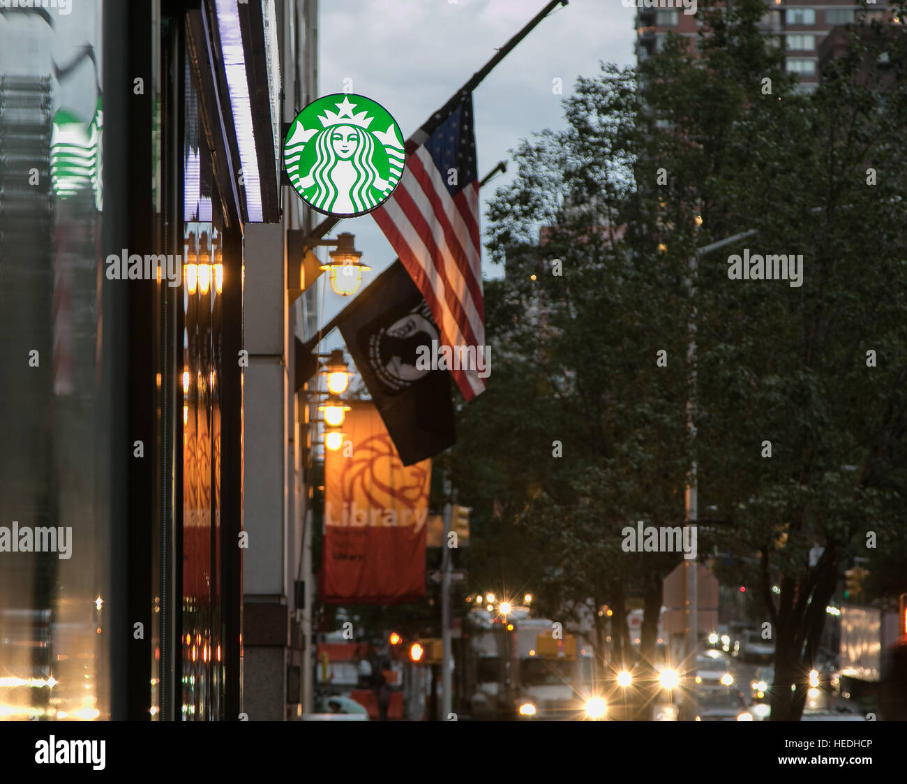 Ein Starbucks-Zeichen leuchtet in der Abenddämmerung in Manhattan. Stockfoto