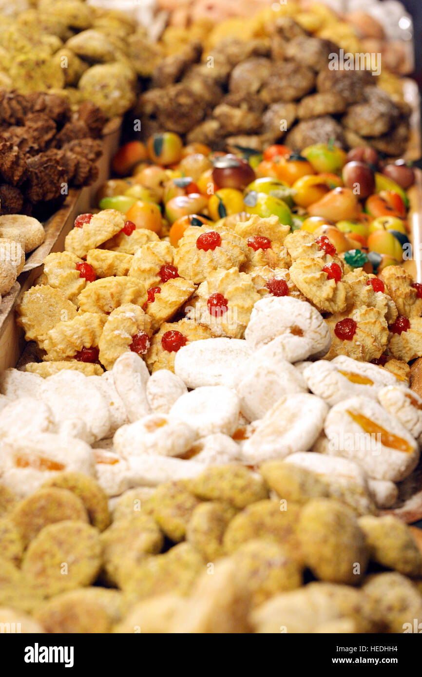 Verschiedene Arten von Kuchen hautnah am Weihnachtsmarkt Stockfoto