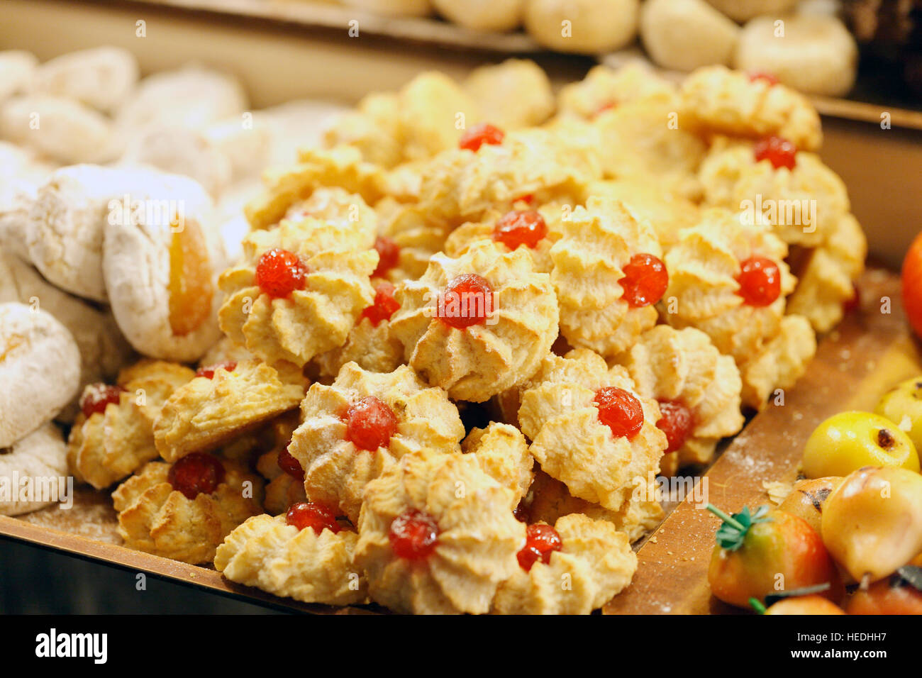 Verschiedene Arten von Kuchen hautnah am Weihnachtsmarkt Stockfoto