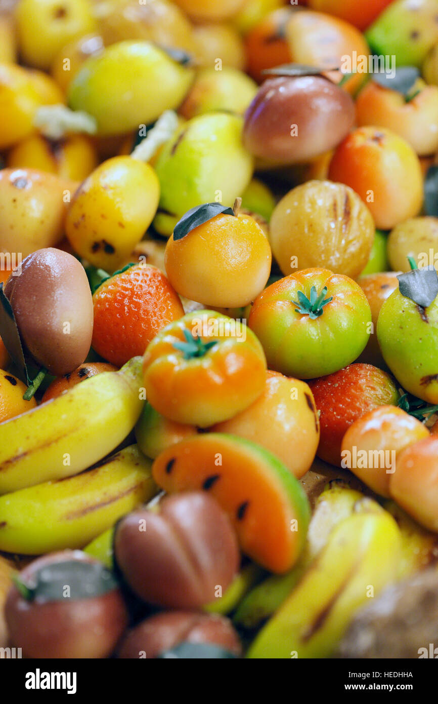 Marzipan Kuchen hautnah am Weihnachtsmarkt Stockfoto