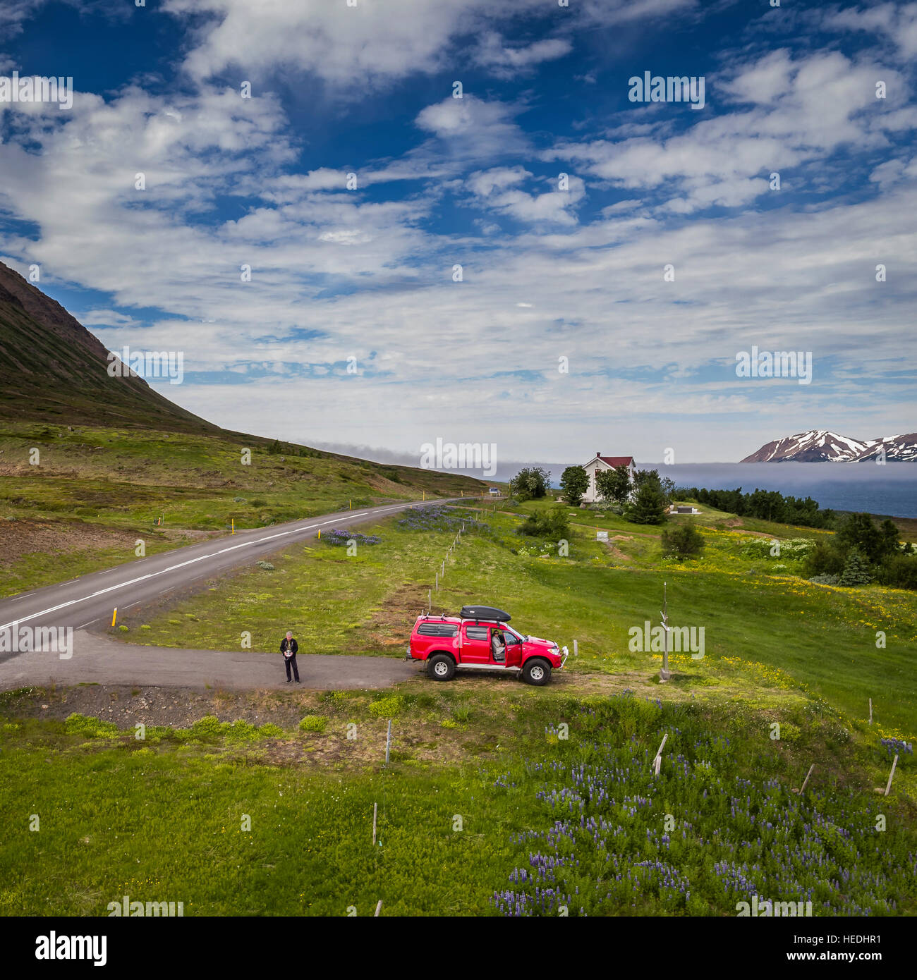Fotografen, die eine Drohne, Eyjafjordur, Island fliegen.  Diese Bilder geschossen mit einer Drohne. Stockfoto
