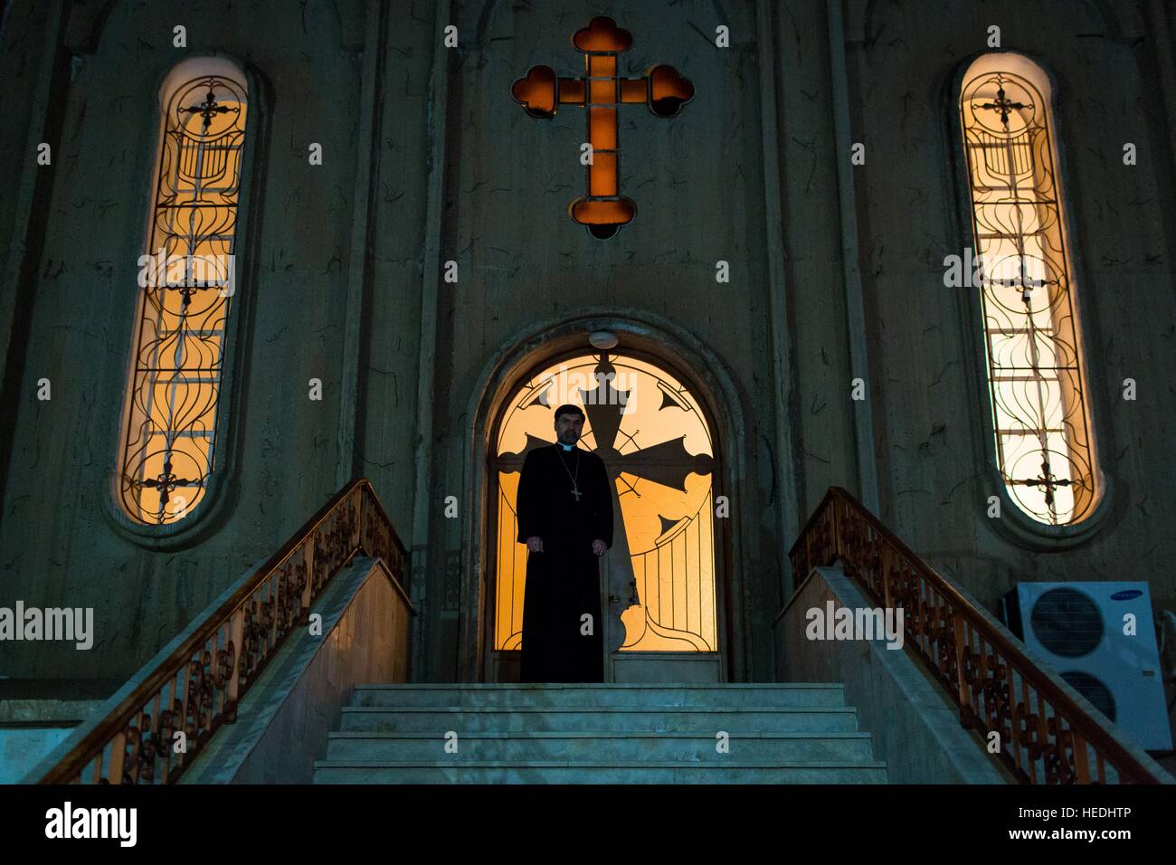 Syrien Rojava Orient Christen - 16.12.2016 - Syrien / Rojava - Dezember 2016 - Syrisch-Kurdistan (Rojava) - Hassake - 6 Kirchen Bereich - Portrait von Marafram Athnyil, der orientalischen Syriak Bischof in seiner Kirche - seit dem Massaker von Khabur Tal, er ist sich sicher, dass dies das Ende des Christentums in der Gegend ist. Er war Theaten viel Zeit. Seine Kirche richtete sich sogar durch einige unbekannten Aufnahmen.   -Chris Huby / Le Pictorium Stockfoto