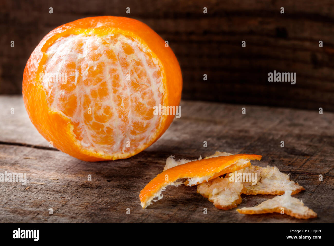 Frische geschälte Mandarine auf einem Holztisch Stockfoto